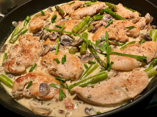 Boursin Chicken, Mushroom, and Asparagus Skillet